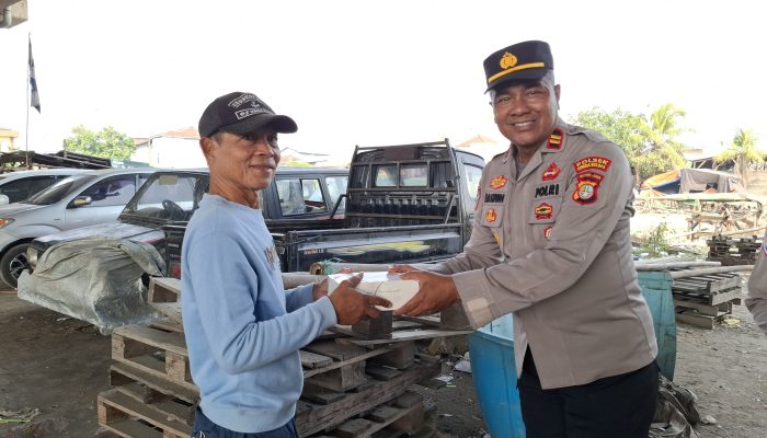Jumat Peduli, Polsek Kawasan Kali Baru Bagikan Nasi Kotak kepada Warga sebagai Wujud Kepedulian Polri