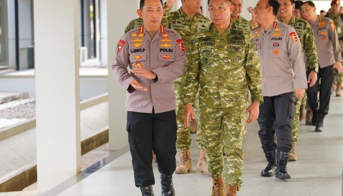 Kapolri Perkuat Soliditas TNI-Polri Lewat Silaturahmi dengan Panglima TNI di Mabes TNI