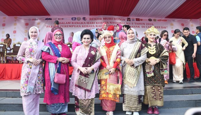 Persit KCK Koorcab Rem 044 Meriahkan Parade Kebaya Nasional, Palembang Cetak Rekor MURI