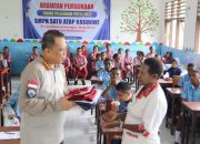 Satgas Ops Damai Cartenz Salurkan Bantuan Seragam Sekolah dan Berikan Edukasi Bahaya Narkoba dan Bijak Bermedia Sosial kepada Pelajar di Sarmi