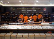 POLDA METRO JAYA MENGUNGKAP SINDIKAT PENGEDAR OBAT KERAS DAFTAR G SEBANYAK 575.200 BUTIR DI SEBUAH BANGUNAN SEMI PERMANEN