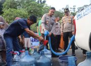 Polres Tangsel Salurkan Air Bersih untuk Warga Terdampak Kekeringan di Kranggan