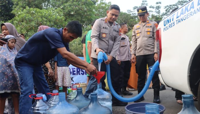 Polres Tangsel Salurkan Air Bersih untuk Warga Terdampak Kekeringan di Kranggan