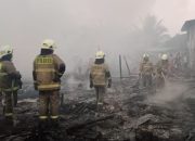 50 personel Gulkarmat padamkan kebakaran lapak rongsokan di Cengkareng