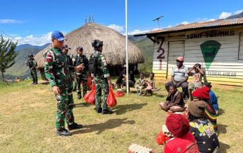 Satgas Yonif 511 salurkan 50 paket bahan pokok ke warga Tiom