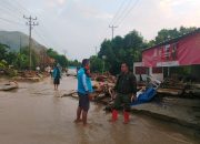 TNI/Polri bantu bersihkan rumah warga dari material banjir di Parimo