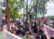 Massa mulai siapkan atribut di depan Gedung DPR