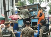 Pemkot Jaksel minta jajaran tertibkan spanduk dan PKL jelang HUT RI