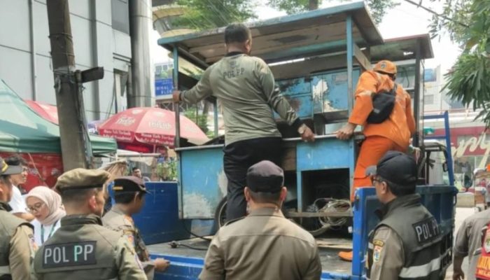 Pemkot Jaksel minta jajaran tertibkan spanduk dan PKL jelang HUT RI
