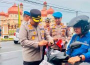 Polres Aceh Barat bagikan 350 bendera Merah Putih kepada pengendara