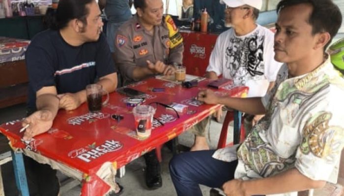Bhabinkamtibmas Cempaka Putih Barat Sambangi Warga, Bangun Komunikasi Demi Kamtibmas Kondusif