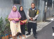 Polri Peduli, Bhabinkamtibmas Salurkan Makanan Siap Saji kepada Warga di Karang Anyar