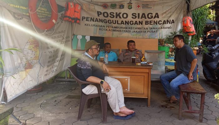 Bhabinkamtibmas Petamburan Sambangi Posko Kelurahan, Perkuat Sinergi Harkamtibmas Bersama FKDM dan Pokdar Kamtibmas