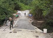 Rehab Jembatan TMMD Ke-129 Pengecoran Bagian Atas Jembatan Hampir Rampung, Akses Masyarakat Kampung Sesor Segera Lebih Aman dan Lancar