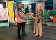 Polisi Bagikan Mushaf Al-Qur’an ke Masjid dan Mushola di Senen, Dorong Semangat Belajar Mengaji