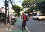 Anggota Samapta Polsek Senen Laksanakan Pengaturan Lalu Lintas di Sejumlah Titik Rawan Kepadatan