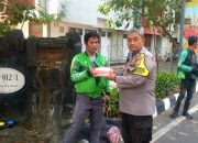 Polri Peduli, Polsek Sawah Besar Bagikan Makanan Siap Saji kepada Warga di Mangga Dua Selatan