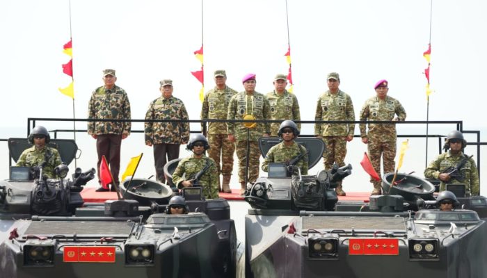 Wakil Panglima TNI dan Sejumlah Pejabat Negara Terima Warga Kehormatan dan Brevet Korps Marinir