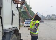 Ka Induk PJR BSD Kompol Darmarwati, SH, MM, MH Memberikan Teguran Terhadap Mobil Truk yang Parkir Dibahu Jalan di Tol CSI Tanggerang Kota