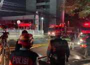 Dit Samapta Polda Metro Jaya Kerahkan Personel Bantu Tangani Kebakaran Gedung Bapenda