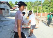 Percepatan Pembangunan RTLH, Anggota Satgas TMMD ke-129 Kodim 1505/Tidore Turunkan Material Semen