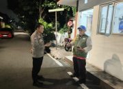Dini Hari, Polisi Sambangi Pos Satkamling Cempaka Putih Barat, Warga Diminta Perkuat Keamanan Lingkungan