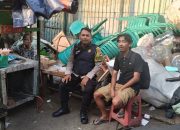 Polisi Tunjukkan Empati, Bhabinkamtibmas Bantu Warga Pulang ke Kampung