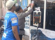 Bhabinkamtibmas Senen Pasang Stiker Call Center Polisi 110 di Pos RT
