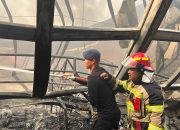 Brimob Polda Metro Jaya Bantu Padamkan Kebakaran Gudang di Kosambi