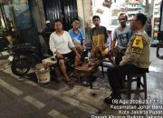 Jelang Tengah Malam, Kamtibmas RW 11 Johar Baru Diperkuat Bersama Warga