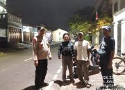 Warga Diajak Jaga Lingkungan, Bhabinkamtibmas Johar Baru Perkuat Cooling System di RW 05