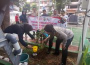 Sambut HUT ke-81 Kemerdekaan RI, Polsektro Tanah Abang Bersama Warga Lakukan Penanaman Pohon di RPTRA Petamburan