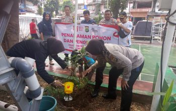 Sambut HUT ke-81 Kemerdekaan RI, Polsektro Tanah Abang Bersama Warga Lakukan Penanaman Pohon di RPTRA Petamburan