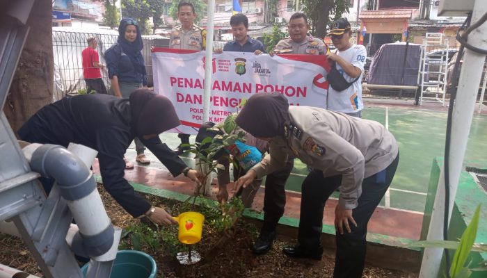 Sambut HUT ke-81 Kemerdekaan RI, Polsektro Tanah Abang Bersama Warga Lakukan Penanaman Pohon di RPTRA Petamburan