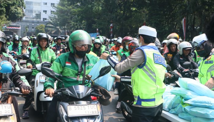 Jumat Peduli, Polda Metro Jaya Pererat Silaturahmi dengan Pengemudi Ojol