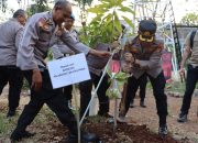 Semarak HUT ke-81 RI, Polres Pelabuhan Tanjung Priok Tanam 20 Pohon Bersama Masyarakat