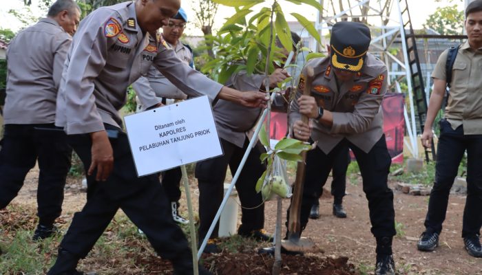 Semarak HUT ke-81 RI, Polres Pelabuhan Tanjung Priok Tanam 20 Pohon Bersama Masyarakat