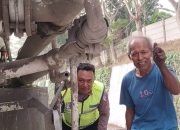 Polantas Karib Bersama Iptu Bayu Ferdian Fembriano Induk PJR BSD Korlantas Polri Membantu Seorang Kakek Berumur 70 Tahun Mengalami Kerusakan Mobil di Tol BSD