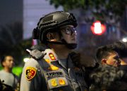 Kapolsek Menteng AKBP Braiel Arnold Rondonuwu Melayani Dengan senyum dan Ramah Melayani Dengan Hati Para pendemo di Sarinah