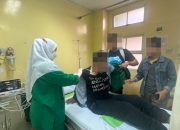 Tim Medis Polda Metro Jaya Sigap Evakuasi Mahasiswa yang Pingsan Saat Aksi
