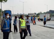 Personil PJR Induk BSD Korlantas Polri Memberikan Edukasi untuk Mobil Over Dimension dan Over Load