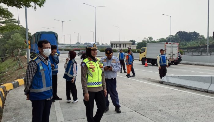 Personil PJR Induk BSD Korlantas Polri Memberikan Edukasi untuk Mobil Over Dimension dan Over Load