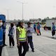 Personil PJR Induk BSD Korlantas Polri Memberikan Edukasi untuk Mobil Over Dimension dan Over Load