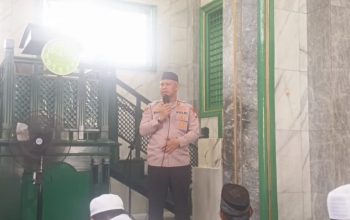 Jaga Jakarta On The Spot, Kapolsek Bekasi Barat Sampaikan Pesan Kamtibmas Sebelum Sholat Jumat Di Jakasampurna