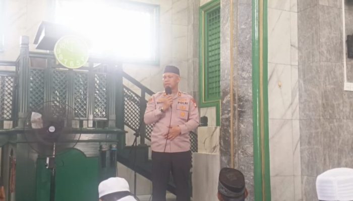 Jaga Jakarta On The Spot, Kapolsek Bekasi Barat Sampaikan Pesan Kamtibmas Sebelum Sholat Jumat Di Jakasampurna