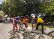 Bhabinkamtibmas Gemia Pimpin Gotong Royong Perbaiki Jalan Rusak Menuju Puskesmas
