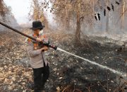 Lawan Karhutla, Kapolres Ketapang Turun ke Lapangan Padamkan Api Bersama Tim Gabungan