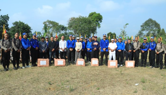 Tanamkan Nilai nilai kepedulian sosial, Siswa SPN Polda Metro Jaya melaksanakan  Bakti Sosial dilingkungan masyarakat  saat Tradisi pengambilan bendera