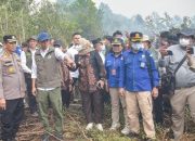 Tinjau Guntung Damar, Menhut Raja Antoni : Pelaku Karhutla Ditindak Tanpa Pandang Bulu