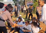 Polisi Bagikan Snack dan Air Mineral ke Massa Aksi di Depan DPR
